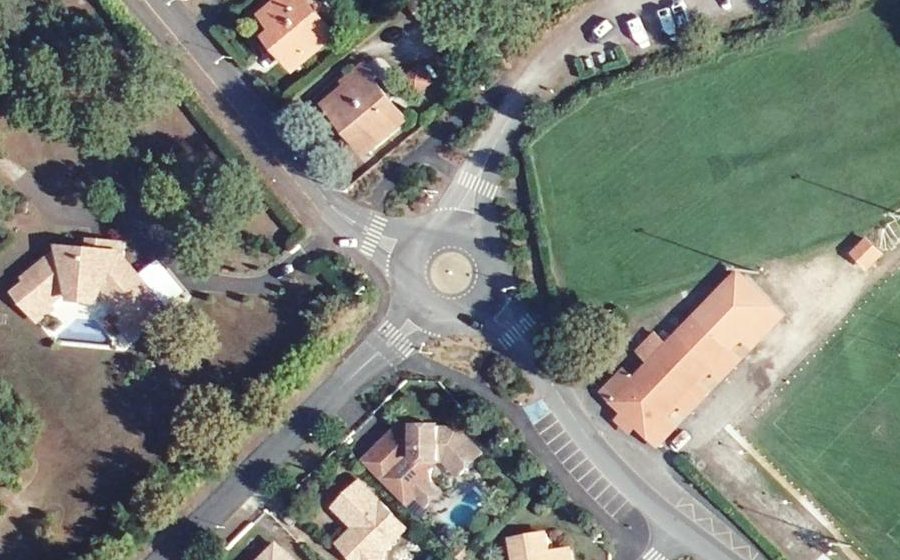 Vue aérienne du Rond-point anonyme n°26122435