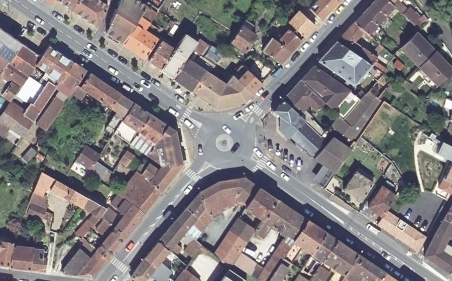Vue aérienne du Rond-point anonyme n°261232938