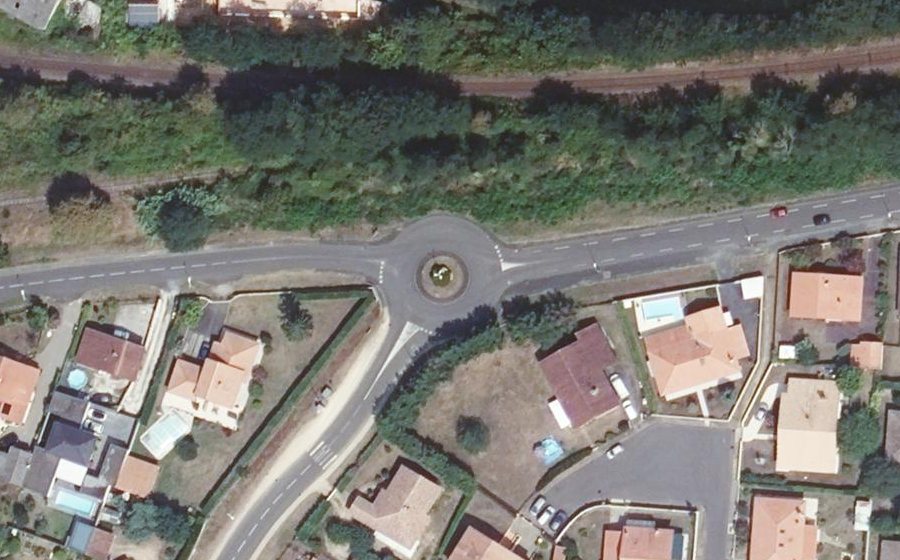 Vue aérienne du Rond-point anonyme n°261245629