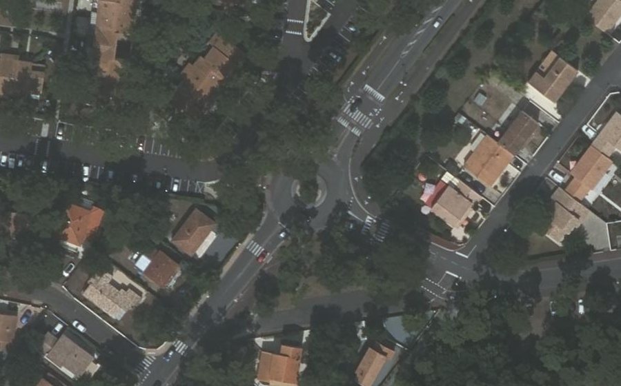 Vue aérienne du Rond-point anonyme n°261272578