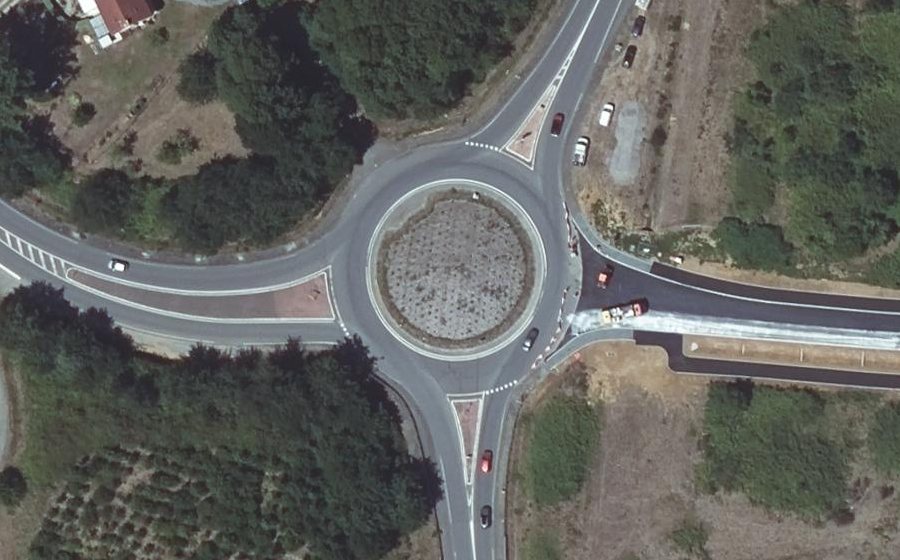 Vue aérienne du Rond-point anonyme n°261276242