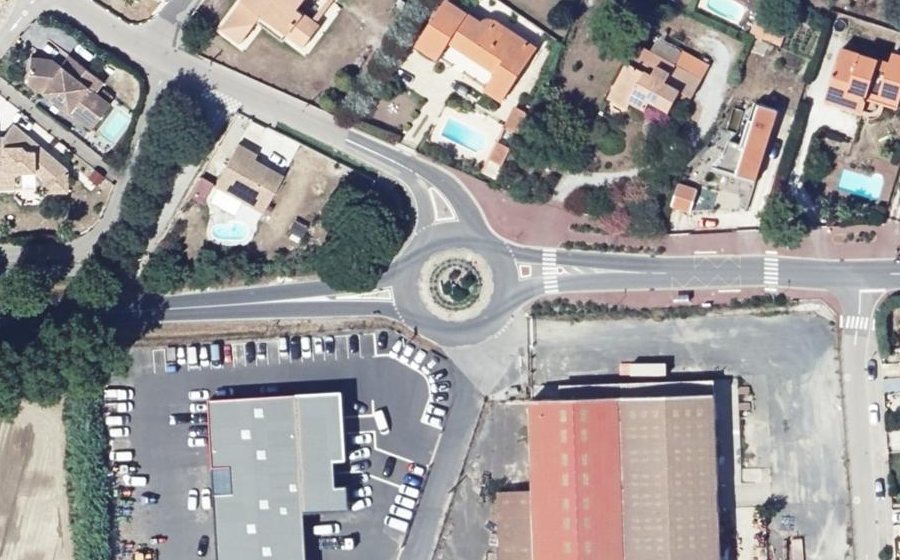 Vue aérienne du Rond-point anonyme n°26128948
