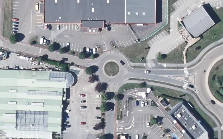 Vue aérienne du Rond-point anonyme n°26129415