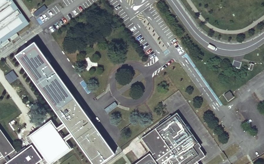 Vue aérienne du Rond-point anonyme n°26138245