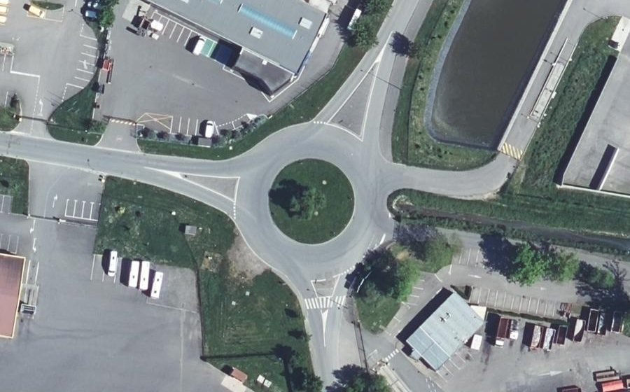 Vue aérienne du Rond-point anonyme n°261389996