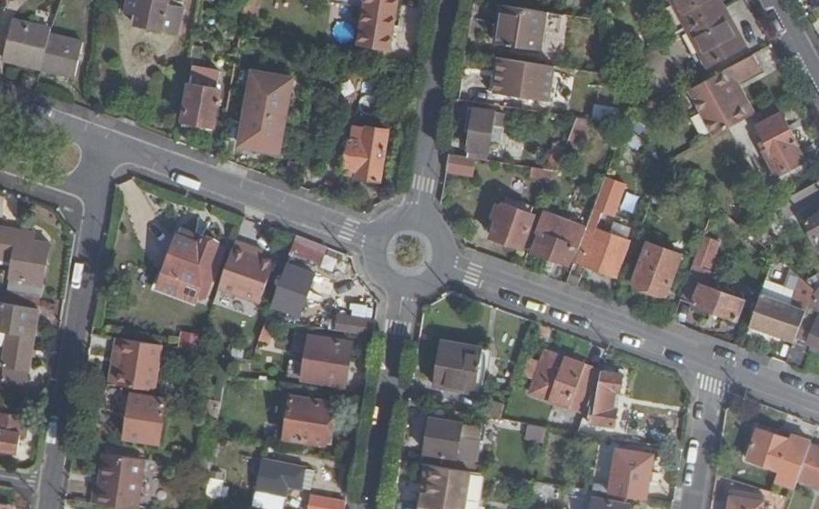 Vue aérienne du Rond-point anonyme n°261402536