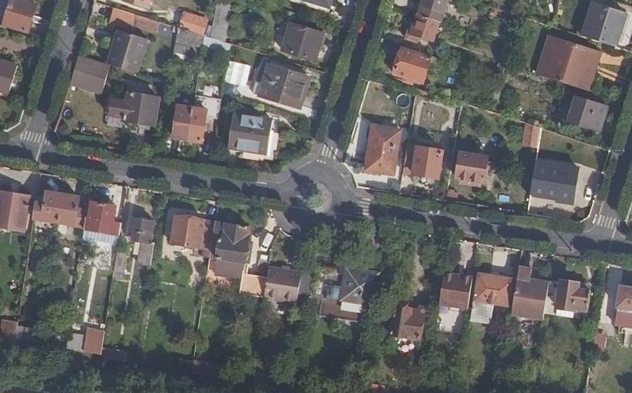 Vue aérienne du Rond-point anonyme n°261402538