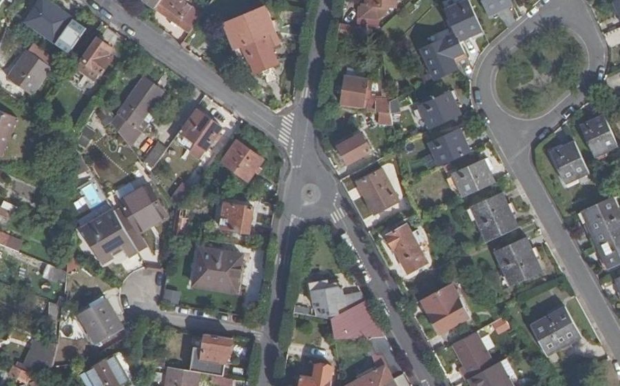 Vue aérienne du Rond-point anonyme n°261402541