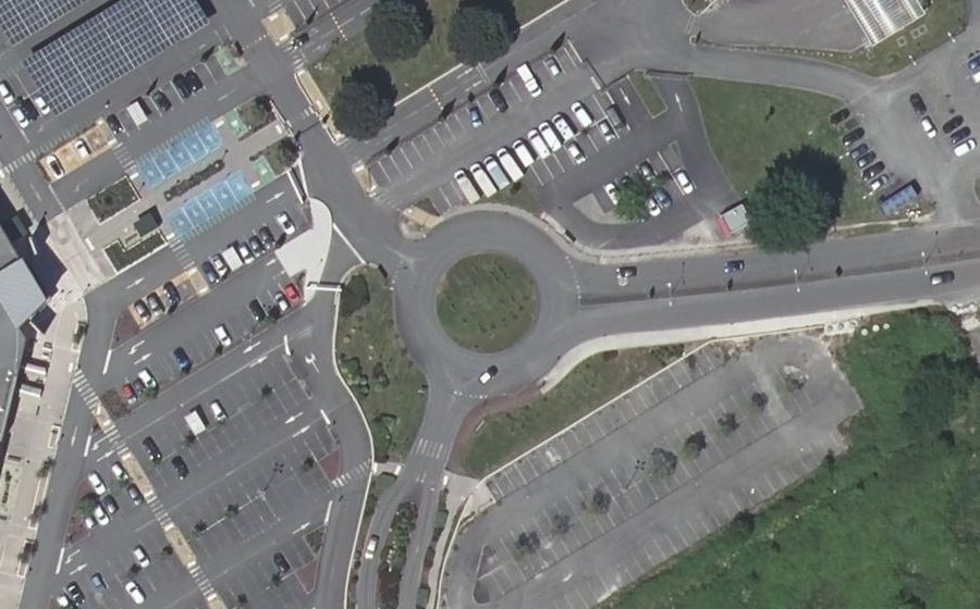 Vue aérienne du Rond-point anonyme n°26141735