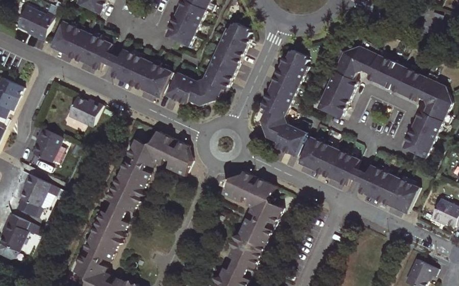 Vue aérienne du Rond-point anonyme n°26142144