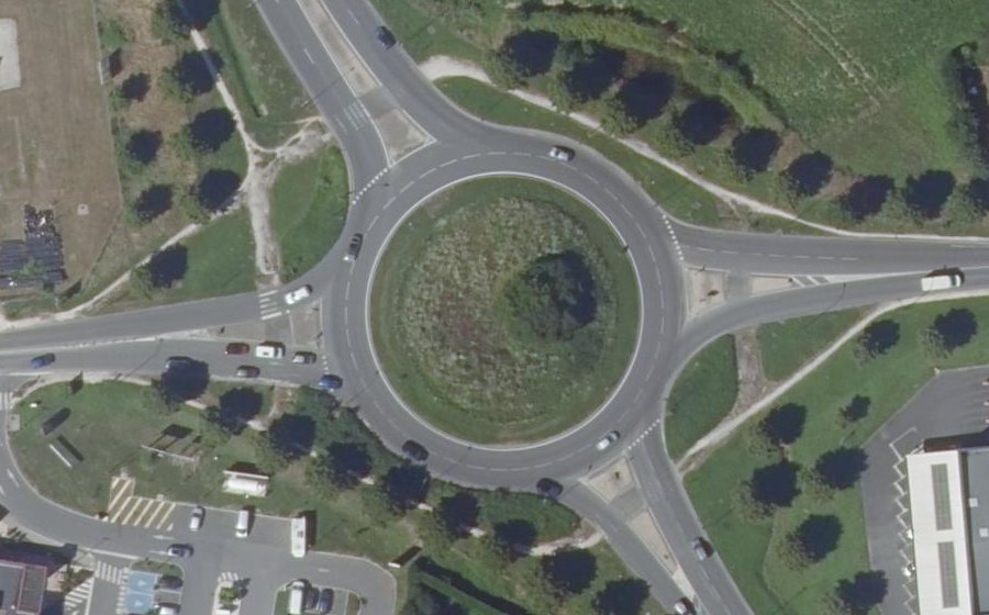 Vue aérienne du Rond-point anonyme n°26142588