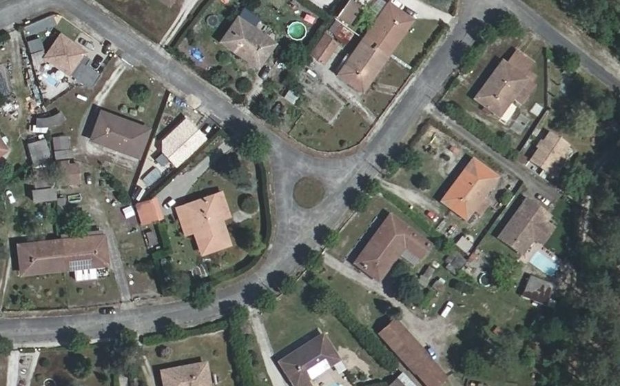 Vue aérienne du Rond-point anonyme n°261428545