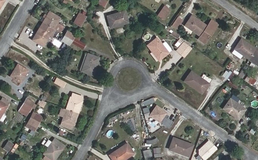 Vue aérienne du Rond-point anonyme n°261428550
