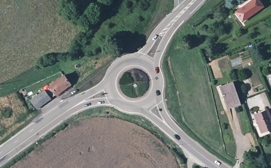 Vue aérienne du Rond-point anonyme n°26143471