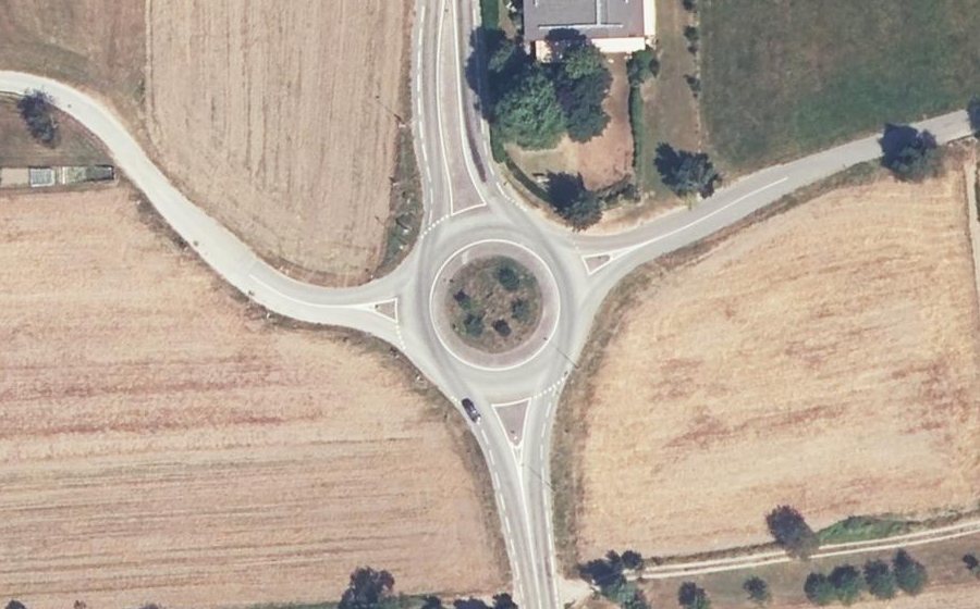 Vue aérienne du Rond-point anonyme n°26146943