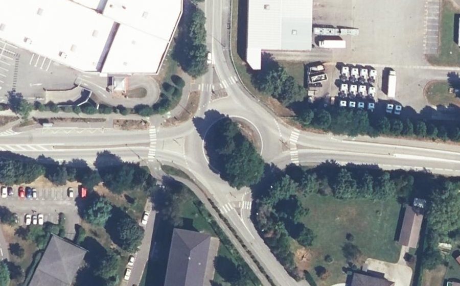 Vue aérienne du Rond-point anonyme n°26147364