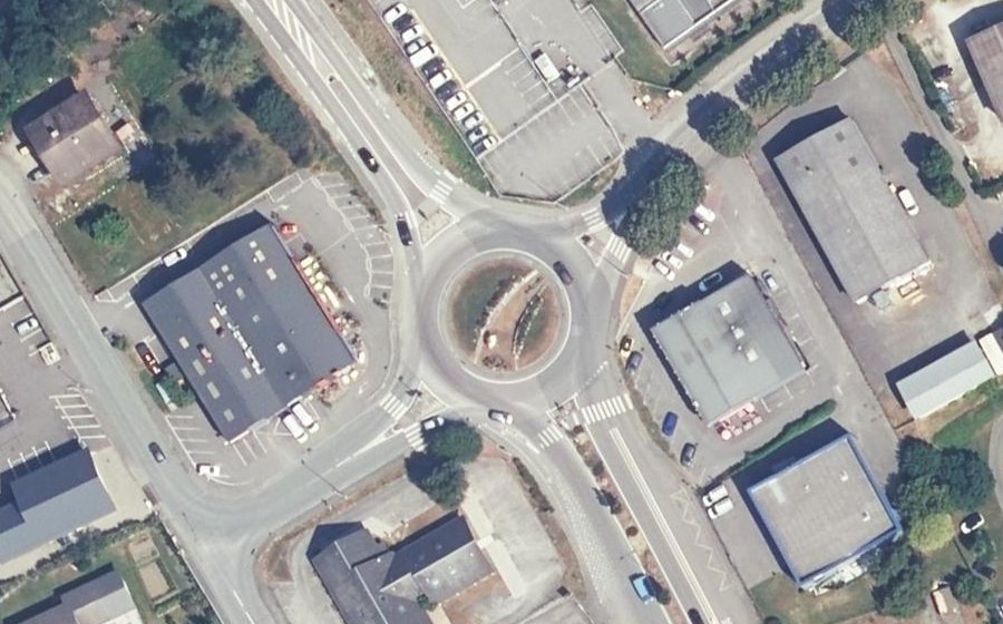 Vue aérienne du Rond-point anonyme n°26147369