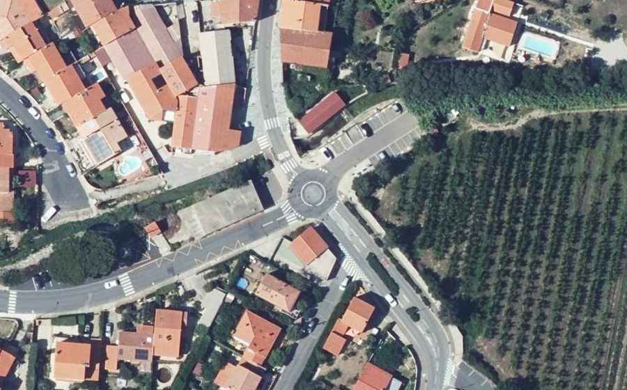 Vue aérienne du Rond-point anonyme n°261484542