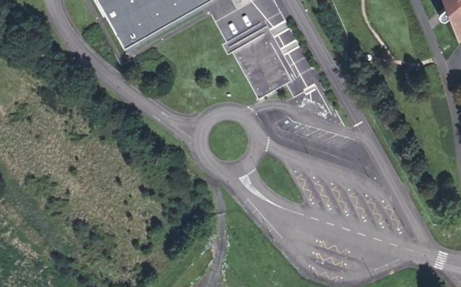 Vue aérienne du Rond-point anonyme n°261579417