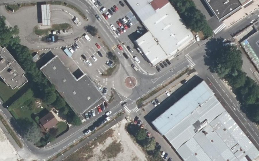 Vue aérienne du Rond-point anonyme n°26161582