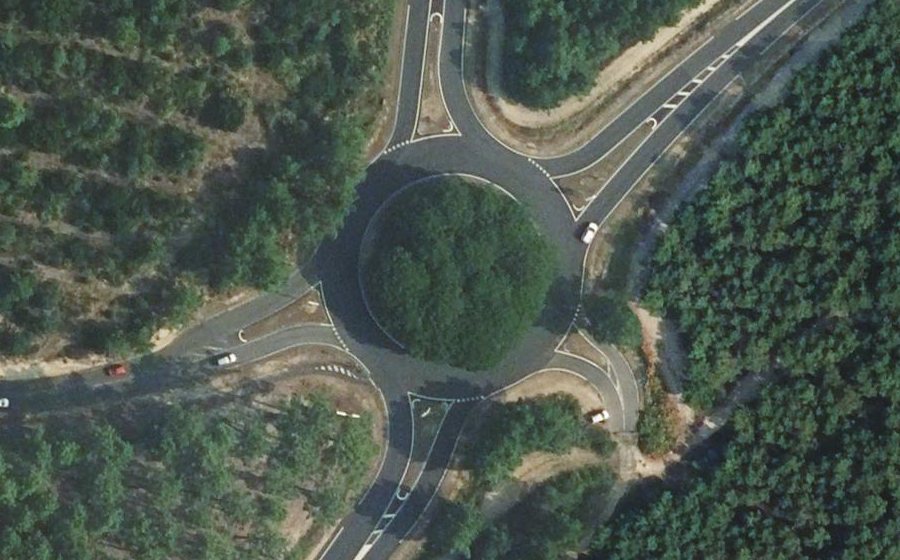 Vue aérienne du Rond-point anonyme n°26162233