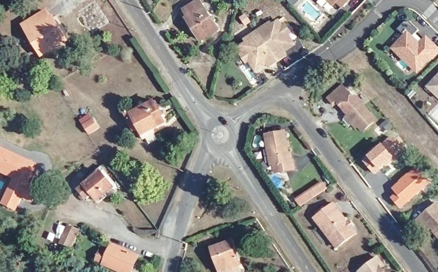 Vue aérienne du Rond-point anonyme n°26162427