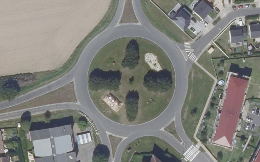 Vue aérienne du Rond-point anonyme n°26163034