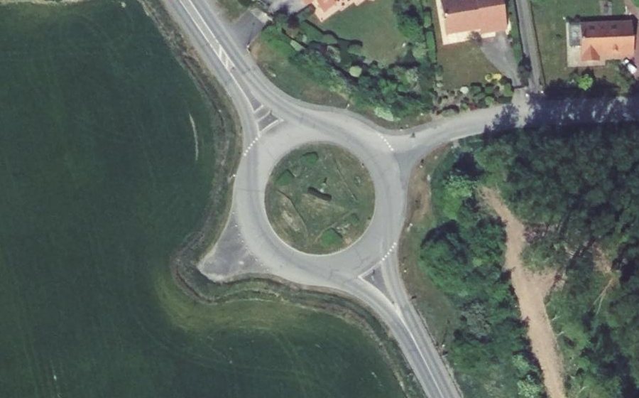 Vue aérienne du Rond-point anonyme n°261700631