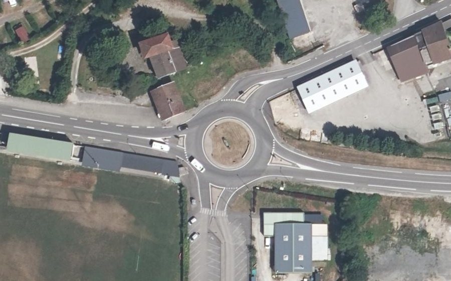 Vue aérienne du Rond-point anonyme n°261713769