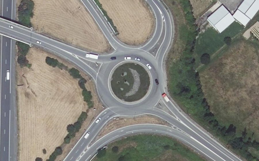 Vue aérienne du Rond-point anonyme n°261736584