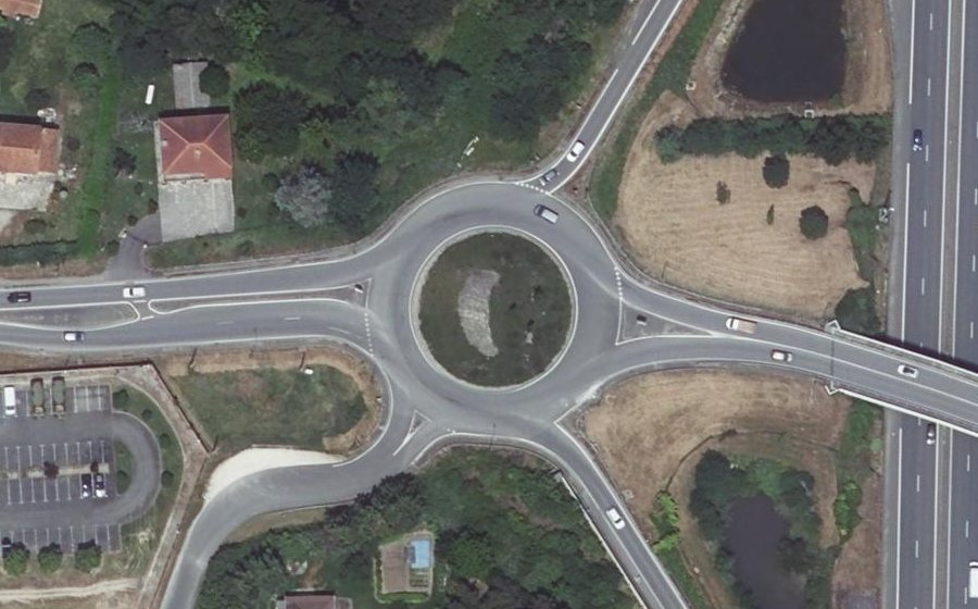 Vue aérienne du Rond-point anonyme n°261736585