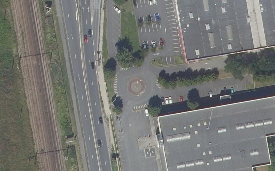 Vue aérienne du Rond-point anonyme n°261750902