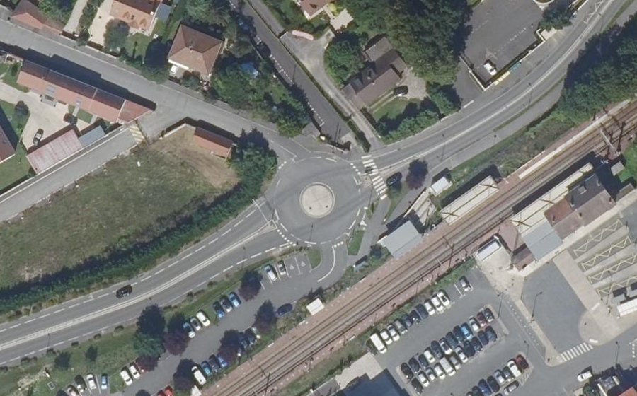 Vue aérienne du Rond-point anonyme n°261752778