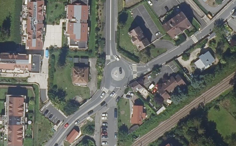 Vue aérienne du Rond-point anonyme n°261752779