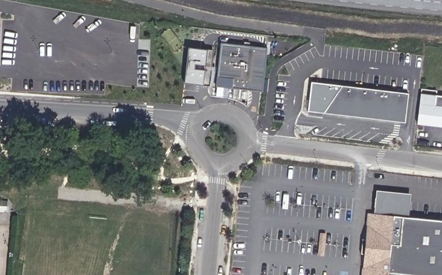Vue aérienne du Rond-point anonyme n°261753711