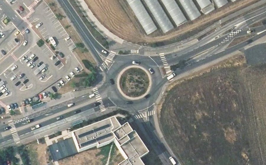 Vue aérienne du Rond-point anonyme n°261768127