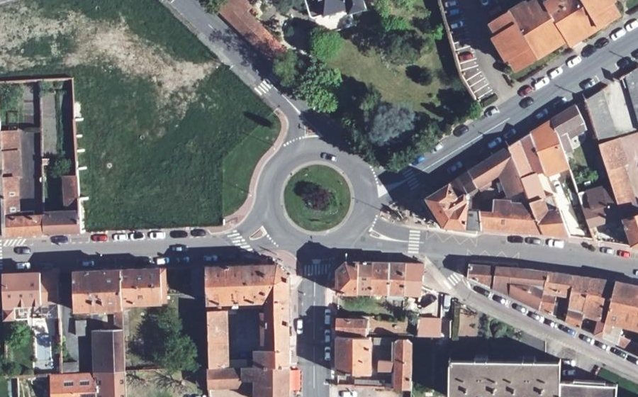 Vue aérienne du Rond-point anonyme n°26179688