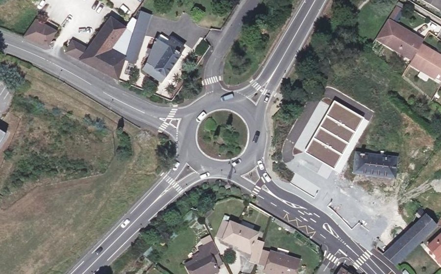 Vue aérienne du Rond-point anonyme n°26180454