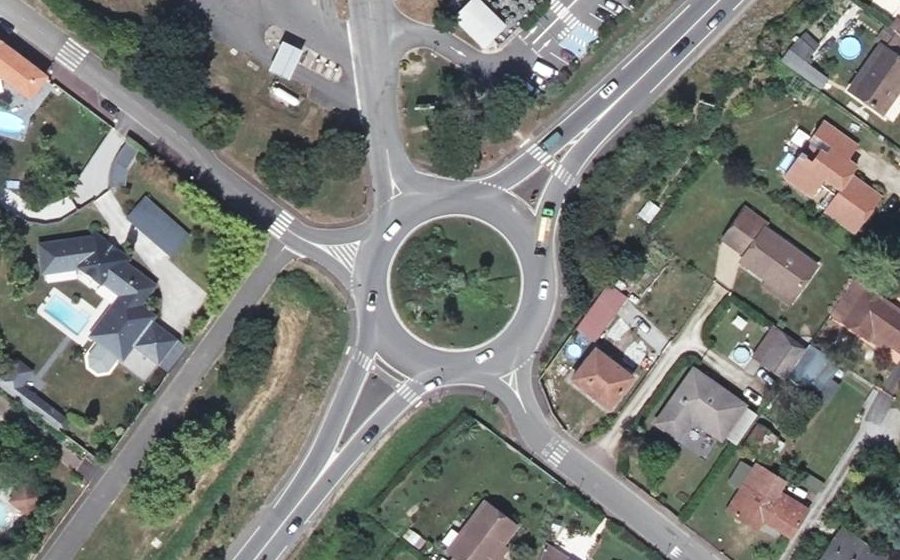 Vue aérienne du Rond-point anonyme n°26180457
