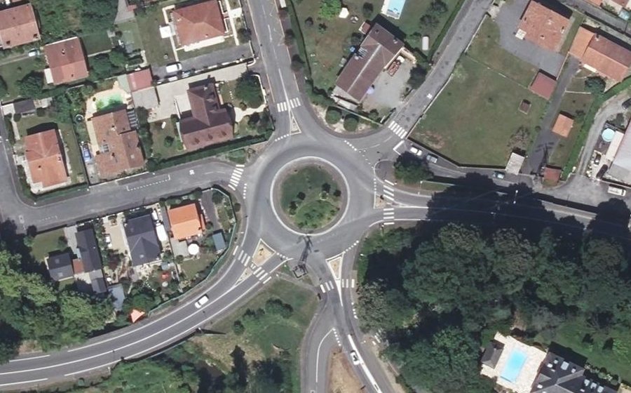 Vue aérienne du Rond-point anonyme n°26180467
