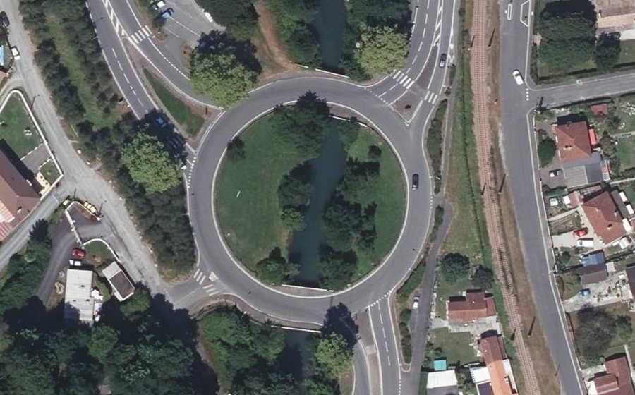 Vue aérienne du Rond-point anonyme n°26180469