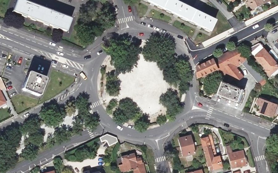 Vue aérienne du Rond-Point des Allées de Morlaàs