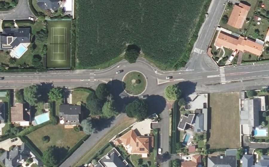 Vue aérienne du Rond-point anonyme n°26189477