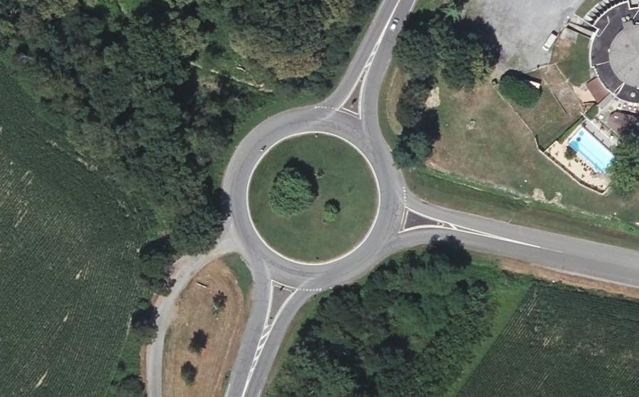 Vue aérienne du Rond-point anonyme n°26189725