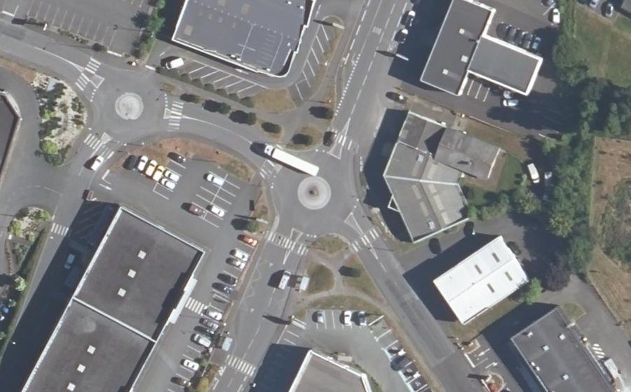 Vue aérienne du Rond-point anonyme n°261916993