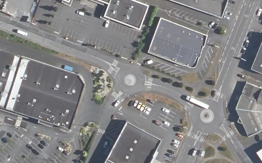 Vue aérienne du Rond-point anonyme n°261916996