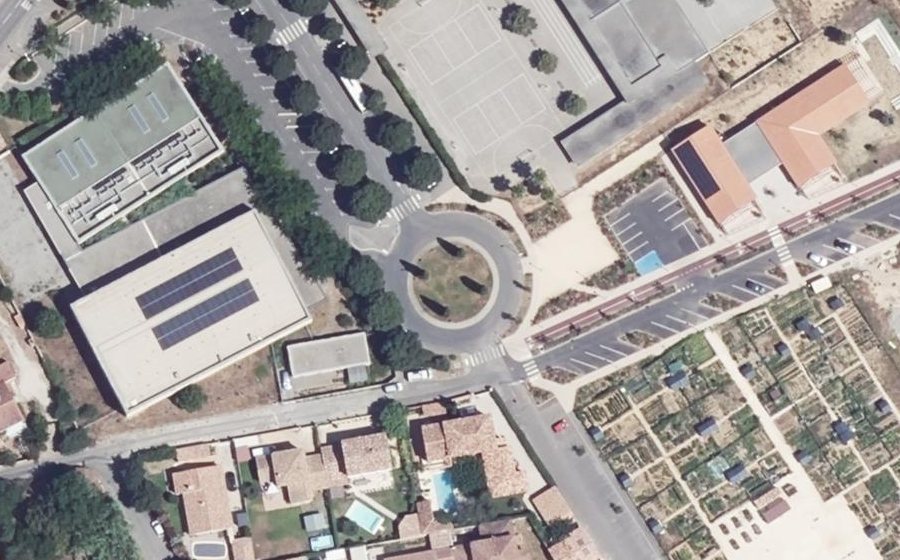 Vue aérienne du Rond-point anonyme n°261938803