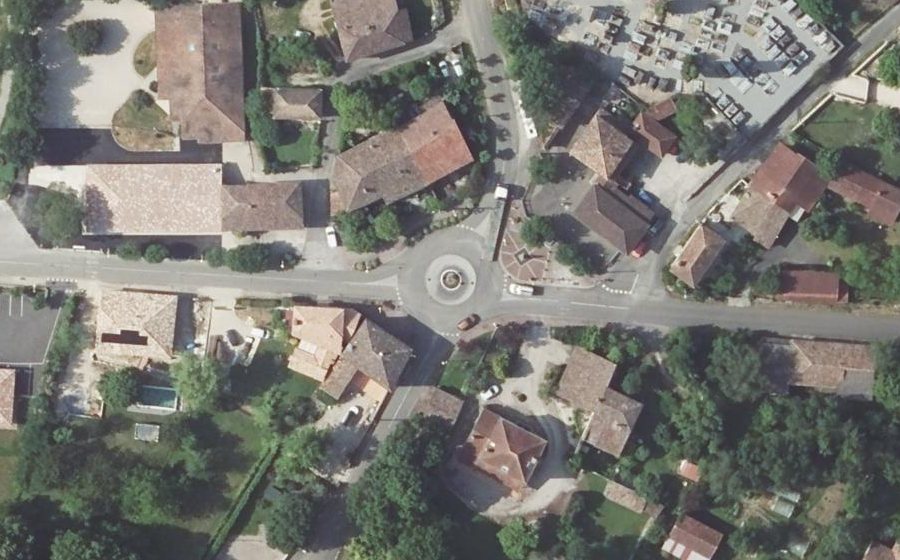 Vue aérienne du Rond-point anonyme n°261939106