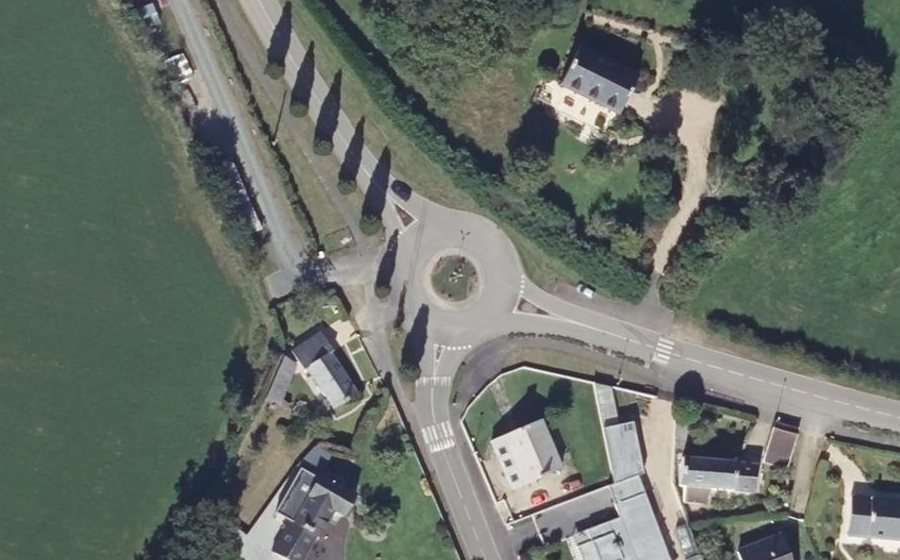 Vue aérienne du Rond-point anonyme n°261958292