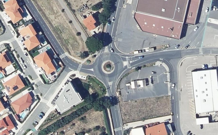 Vue aérienne du Rond-point anonyme n°26196081